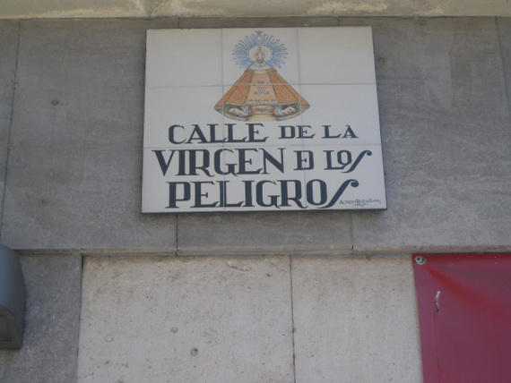 Calle de La Virgen de Los Peligros - Madrid